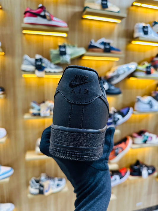 Master Copy: Nike Air Force 1 Low Black – Timeless Style and Versatility